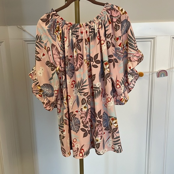 Easel Floral Print Blouse with flutter sleeves size medium - Picture 2 of 5